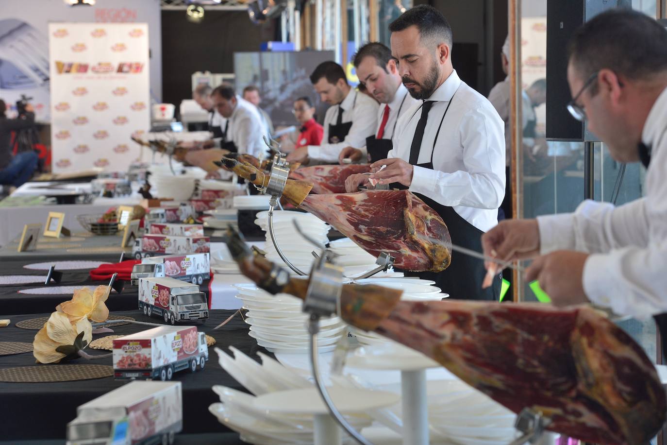 El sevillano gana el III Concurso de Cortadores Profesionales de Jamón, organizado por eLPOZO, en la octava edición de Región de Murcia Gastronómica