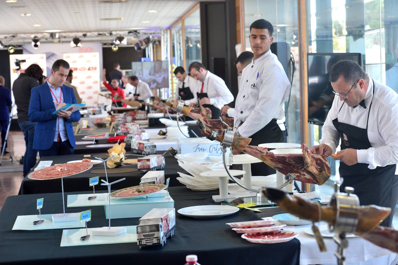 El sevillano gana el III Concurso de Cortadores Profesionales de Jamón, organizado por eLPOZO, en la octava edición de Región de Murcia Gastronómica