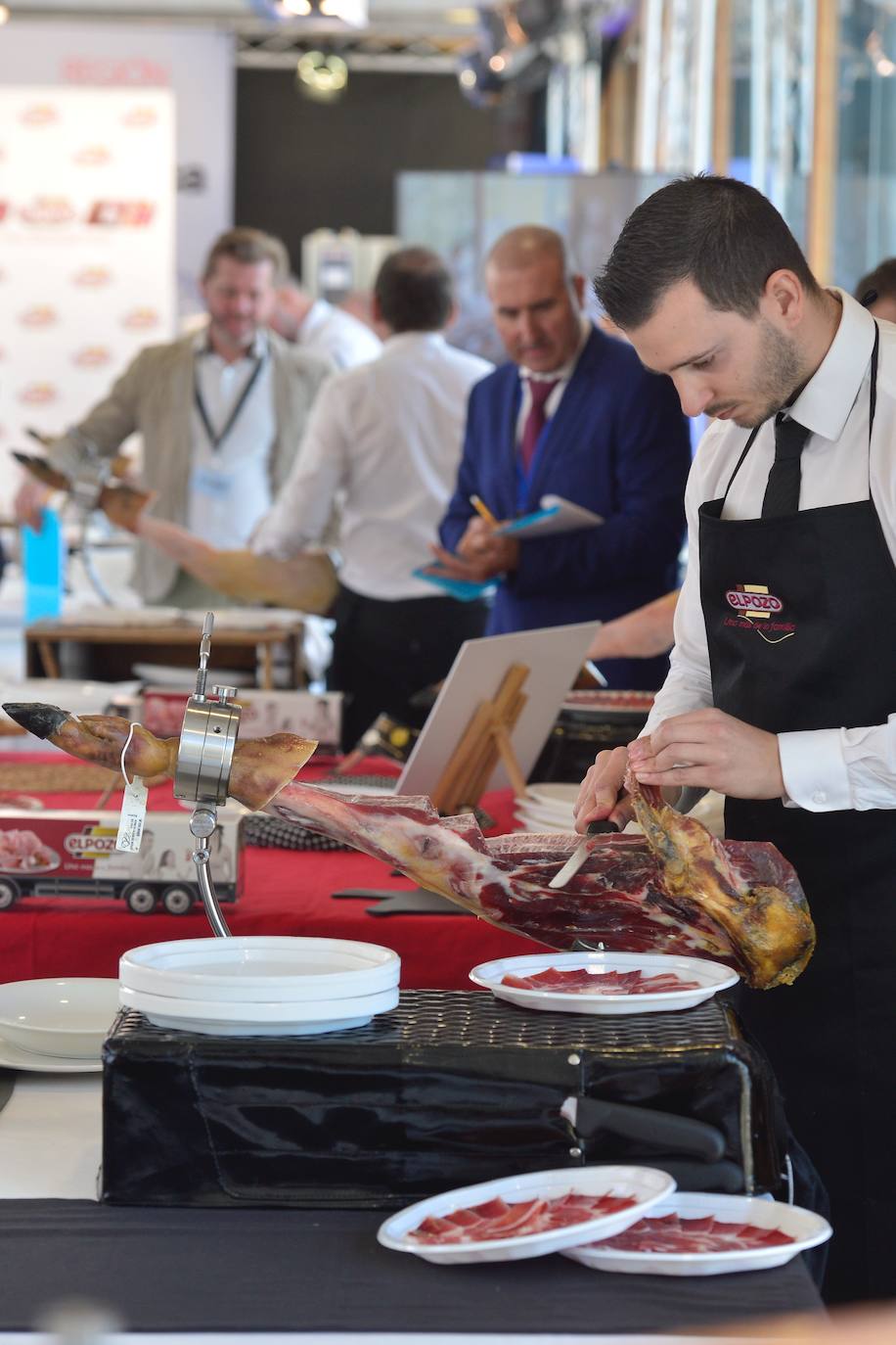 El sevillano gana el III Concurso de Cortadores Profesionales de Jamón, organizado por eLPOZO, en la octava edición de Región de Murcia Gastronómica