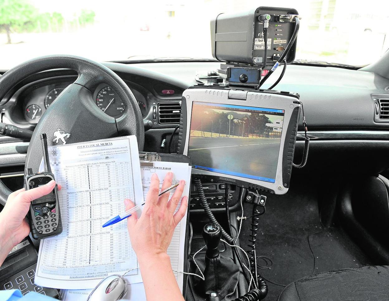 Un equipo de control de radar en el interior de un coche de la Policía Local. 