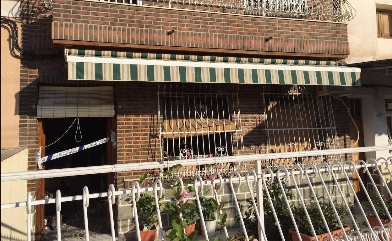 Entrada a la vivienda incendiada precitanda por la Policía. 