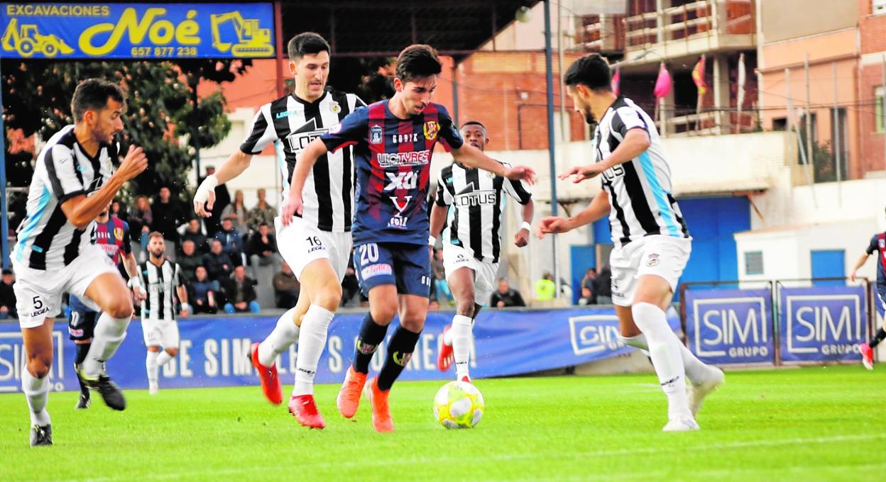 Rulo intenta irse del estrecho marcaje de tres jugadores del Linense. 