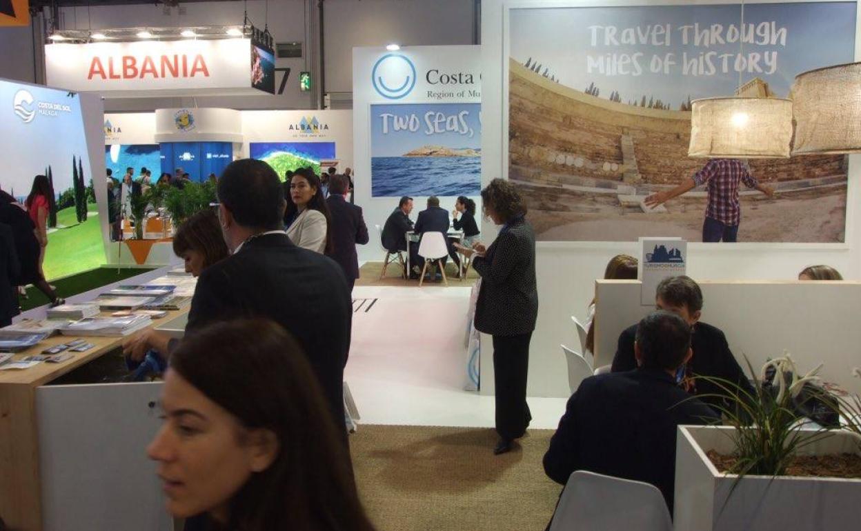 Imagen de la World Travel Market de Londres con el stand de la Región al fondo.