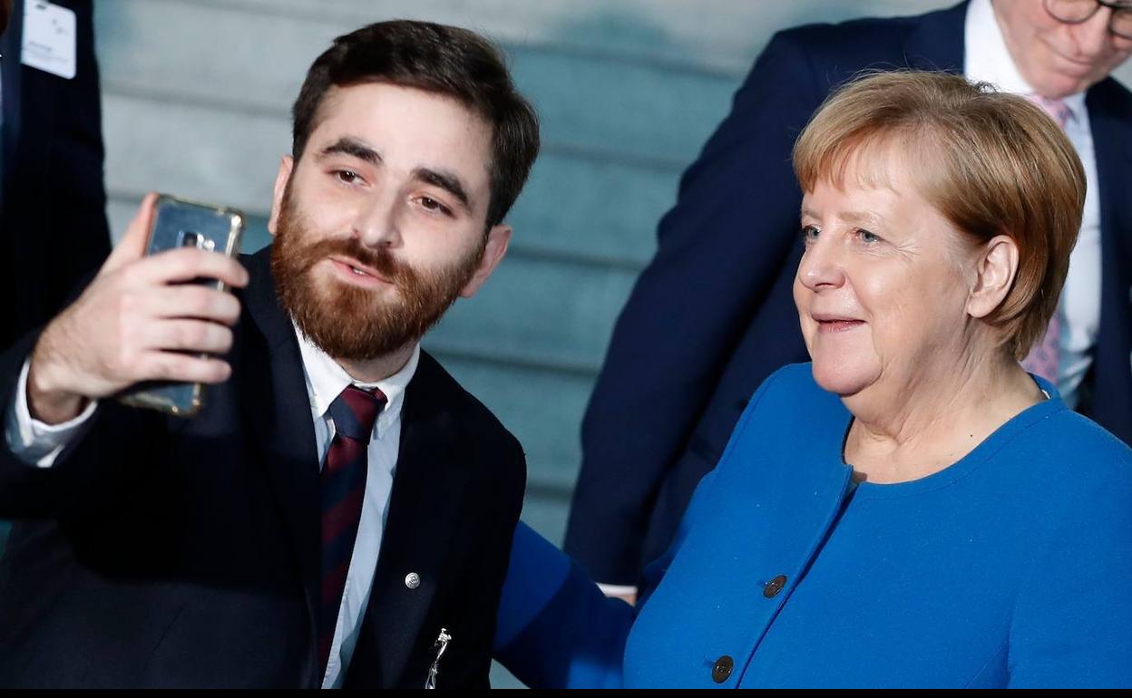 La canciller Merkel posa en una entrega de premios.