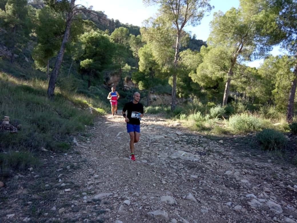 El atleta del Mobel Automenor Running Team vence con un tiempo de 1:33:14, por los 2:01:03 para la ganadora femenina.