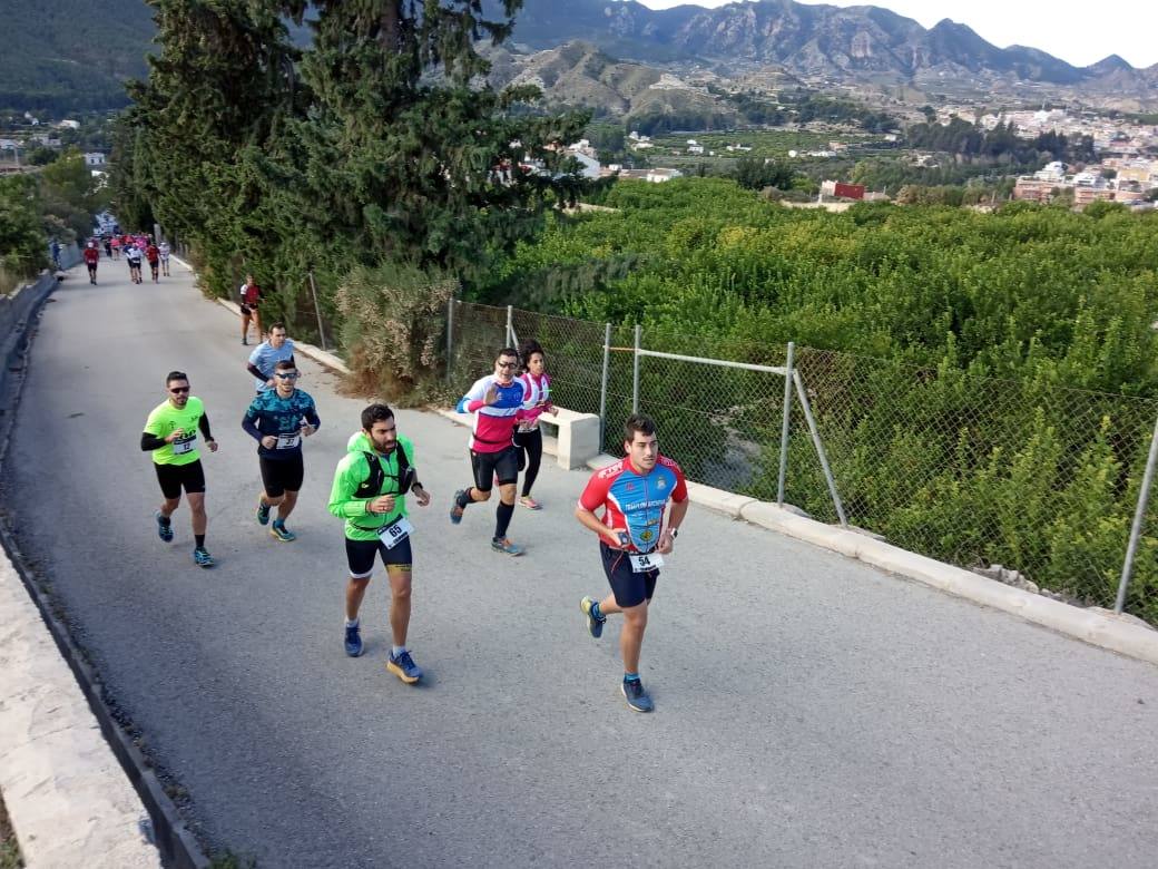 El atleta del Mobel Automenor Running Team vence con un tiempo de 1:33:14, por los 2:01:03 para la ganadora femenina.