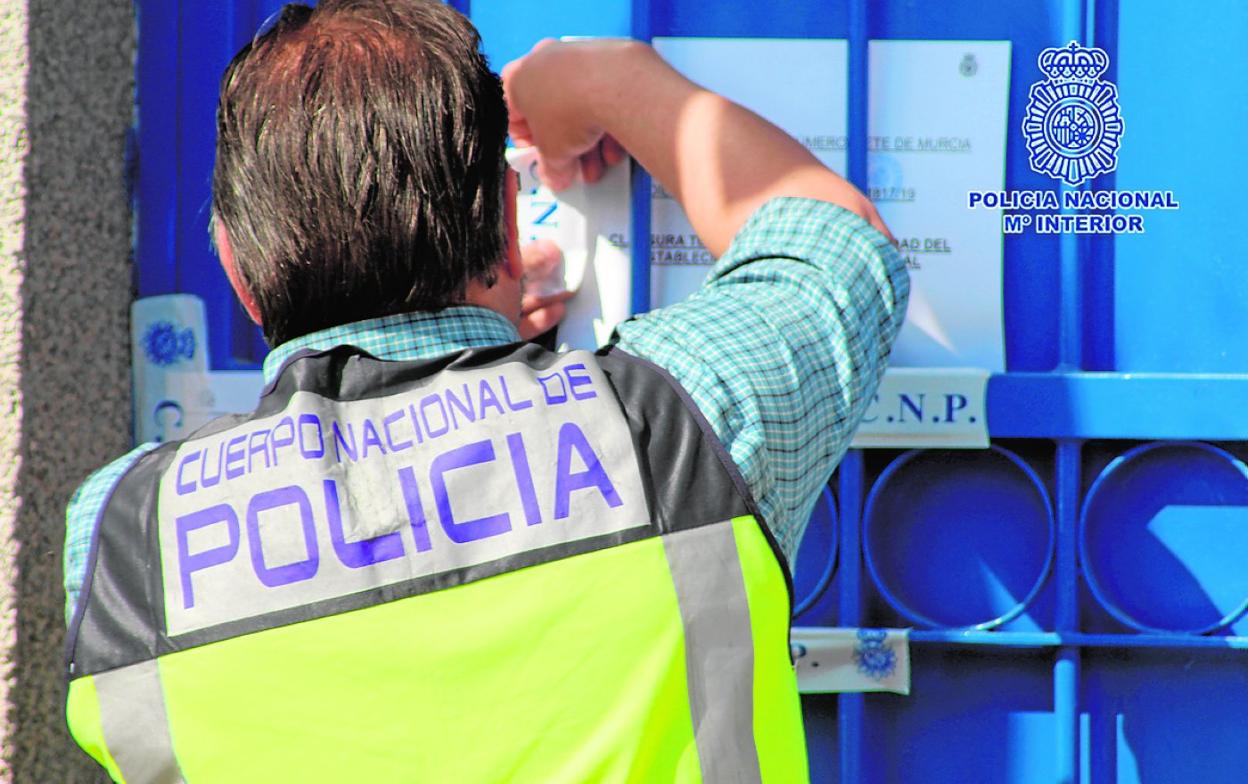 Uno de los agentes que procedió a la clausura del prostíbulo. 