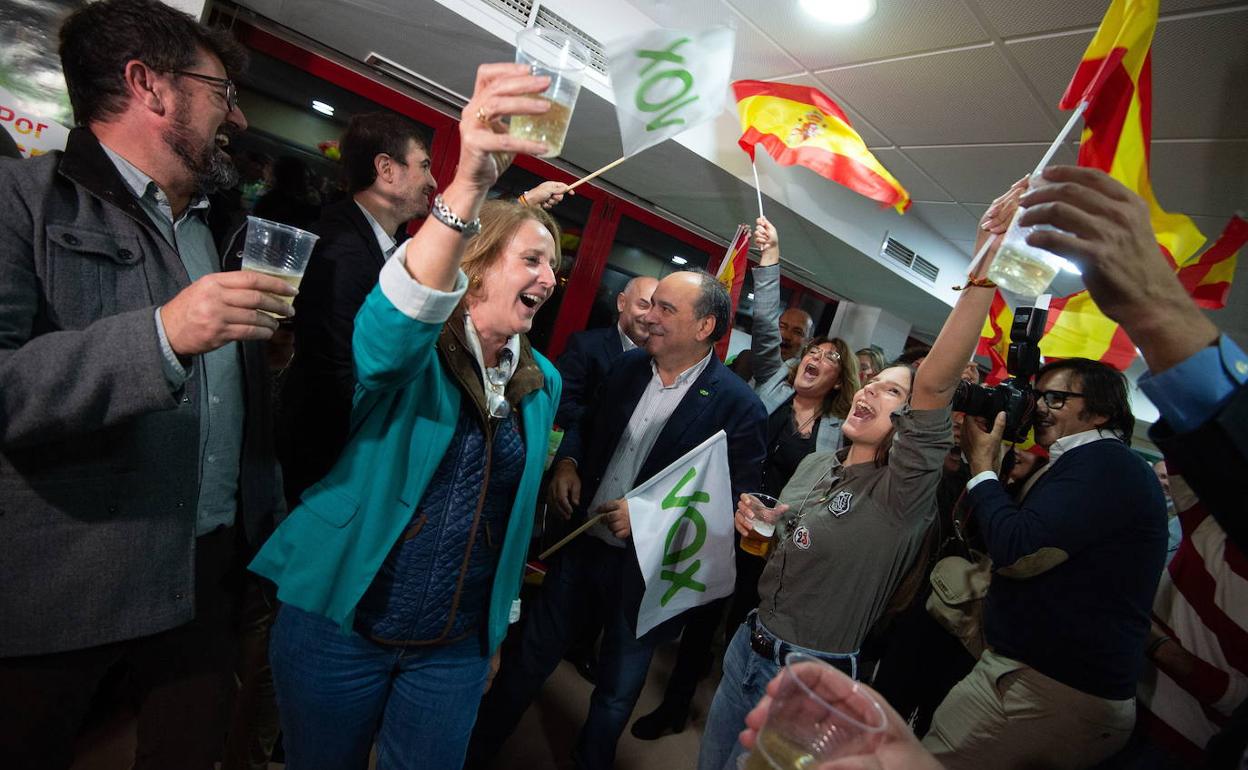 Celebración en la sede de Vox Murcia, en la noche del 10-N. 