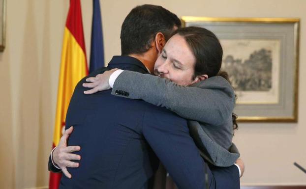 Pedro Sánchez se abraza con Pablo iglesias.