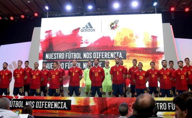 Los jugadores de la selección española posan con la nueva camiseta.