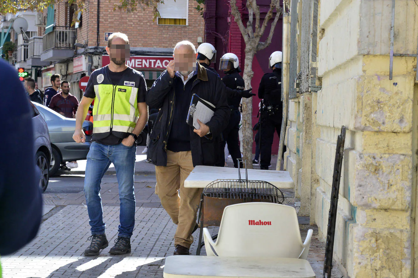 En la actuación han intervenido hasta 60 efectivos de diversos grupos especializados de la Policía Nacional, desplazados desde diversas provincias. Se han incautado cantidades aún por determinar de hachís, heroína y cocaína