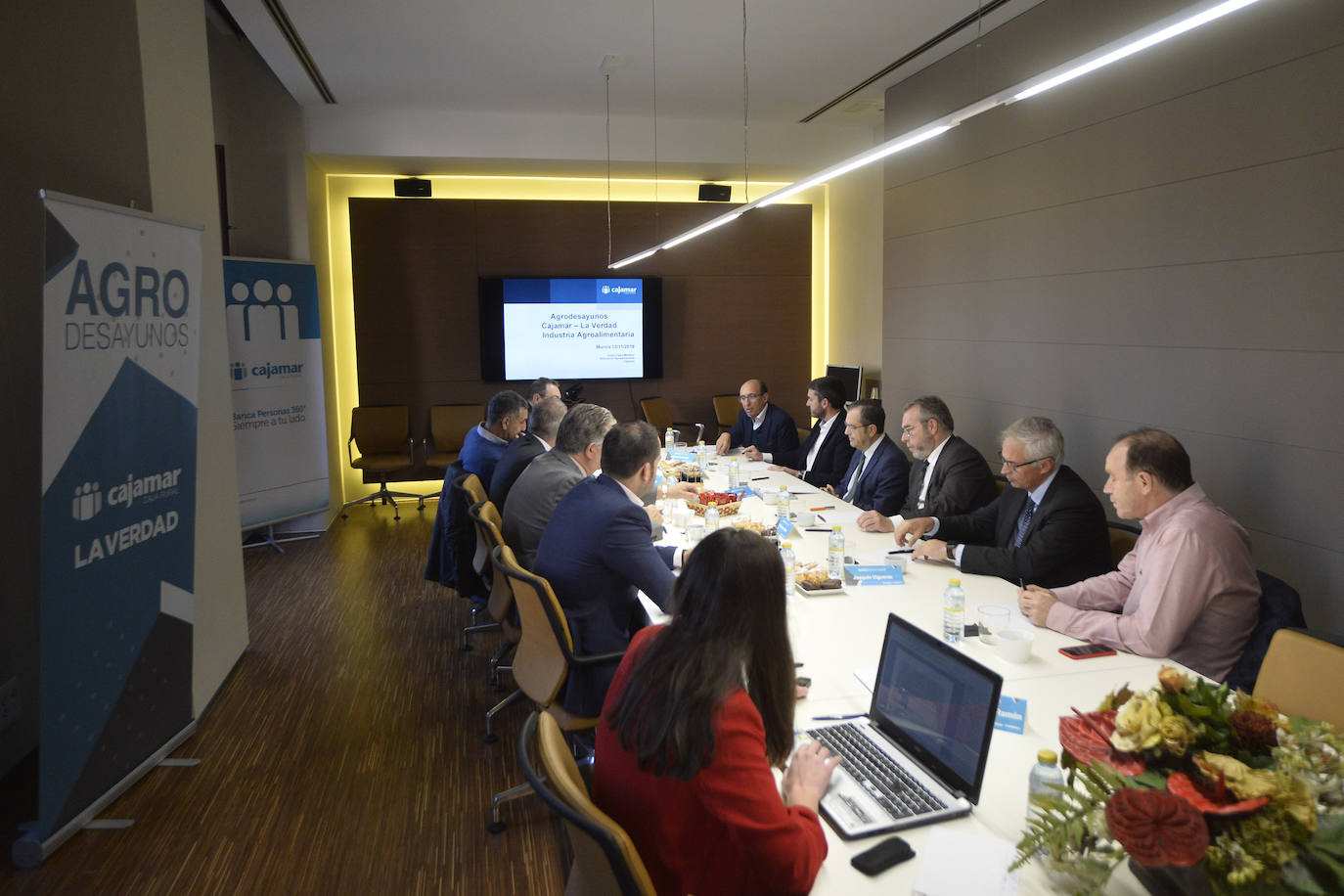 El consejero de Agua, Agricultura, Ganadería, Pesca y Medio Ambiente, Antonio Luengo, toma nota de las reivindicaciones de la industria alimentaria en el foro organizado por 'La Verdad' y Cajamar.