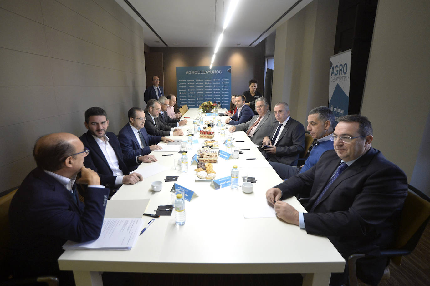 El consejero de Agua, Agricultura, Ganadería, Pesca y Medio Ambiente, Antonio Luengo, toma nota de las reivindicaciones de la industria alimentaria en el foro organizado por 'La Verdad' y Cajamar.