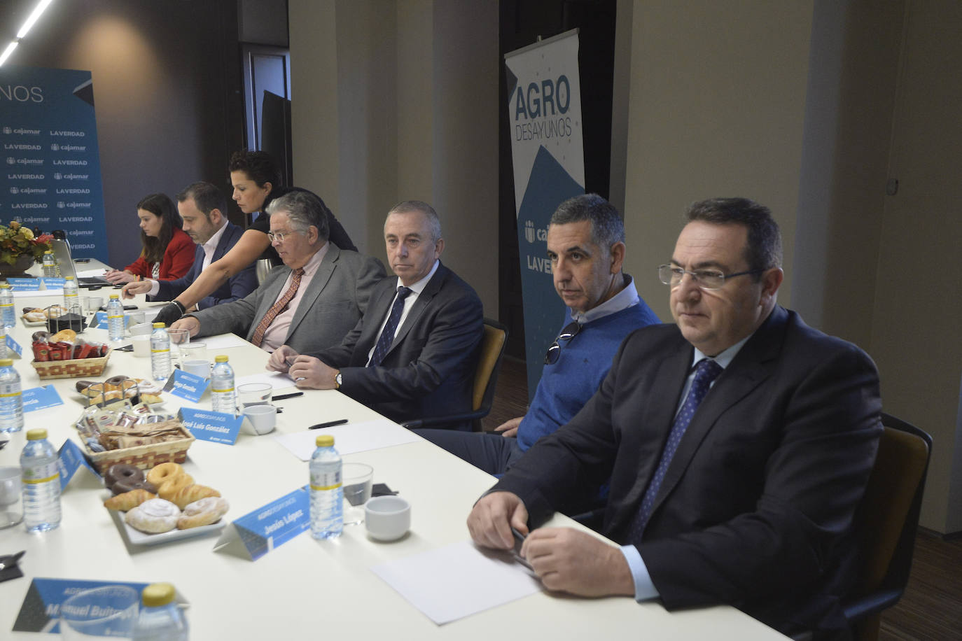 El consejero de Agua, Agricultura, Ganadería, Pesca y Medio Ambiente, Antonio Luengo, toma nota de las reivindicaciones de la industria alimentaria en el foro organizado por 'La Verdad' y Cajamar.