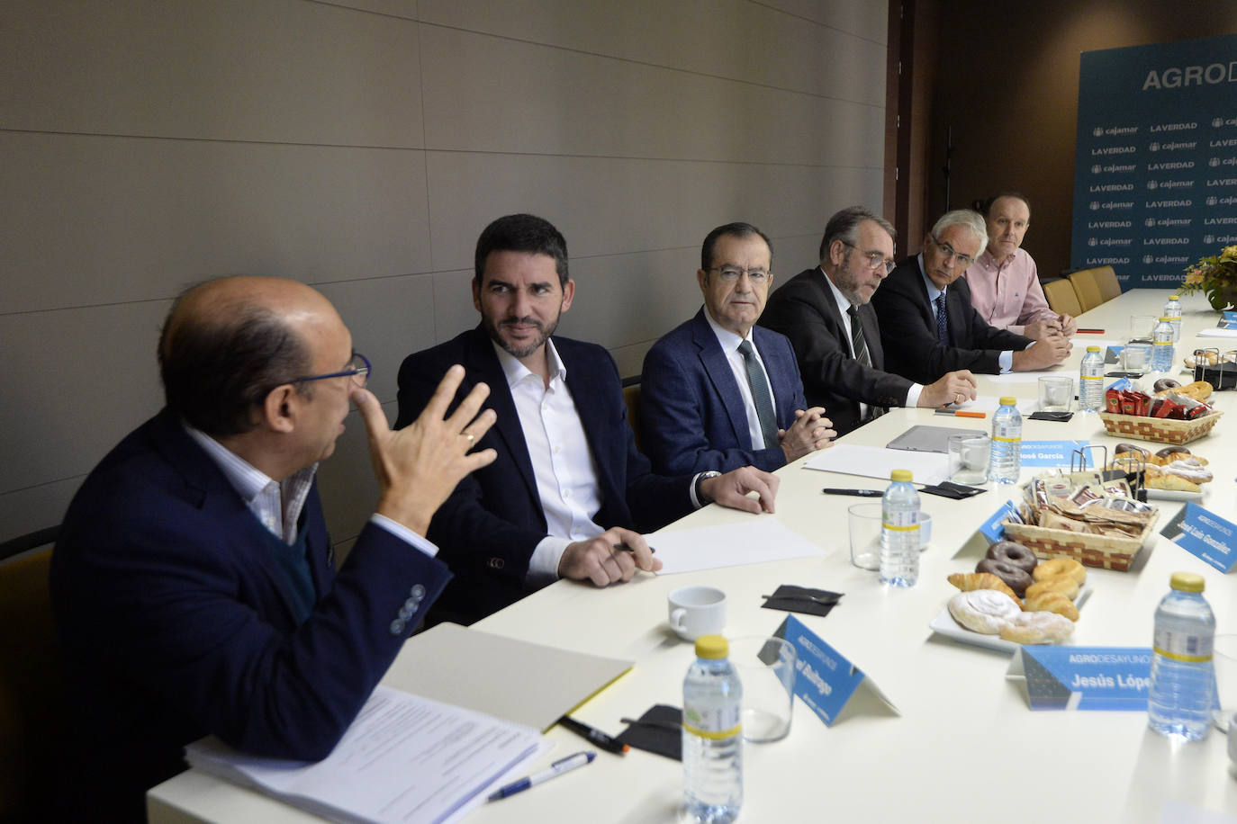 El consejero de Agua, Agricultura, Ganadería, Pesca y Medio Ambiente, Antonio Luengo, toma nota de las reivindicaciones de la industria alimentaria en el foro organizado por 'La Verdad' y Cajamar.