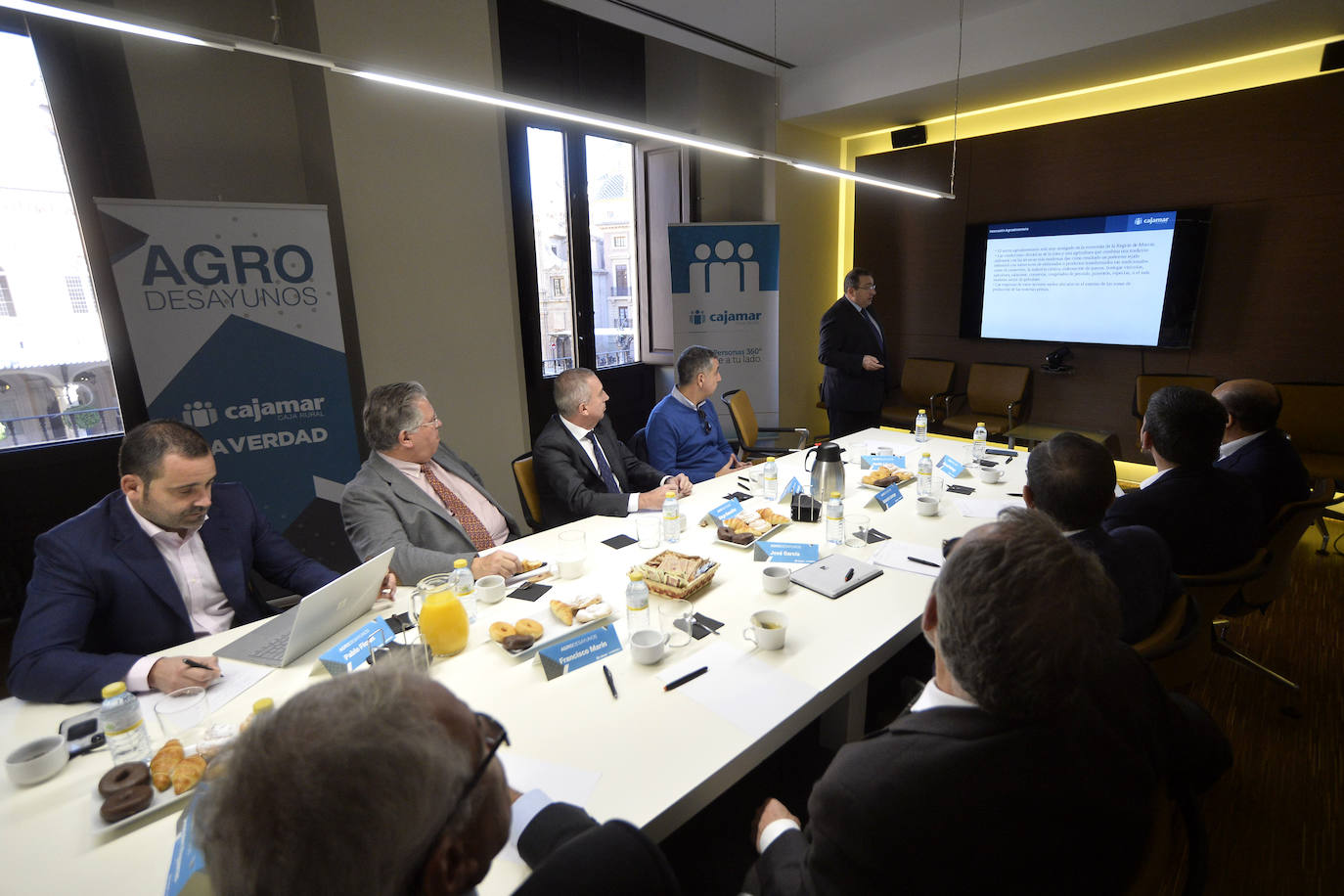 El consejero de Agua, Agricultura, Ganadería, Pesca y Medio Ambiente, Antonio Luengo, toma nota de las reivindicaciones de la industria alimentaria en el foro organizado por 'La Verdad' y Cajamar.