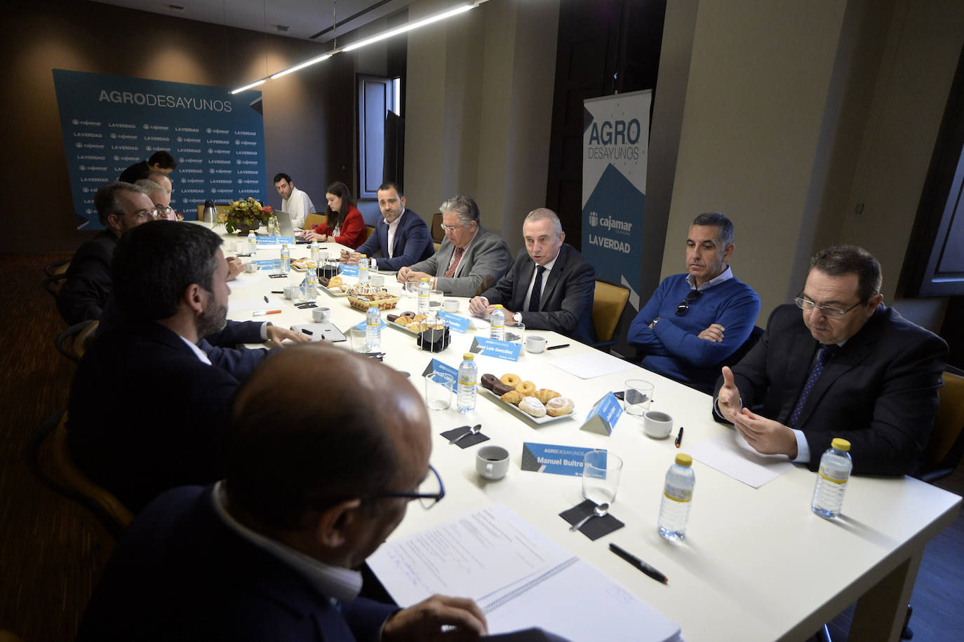 El consejero de Agua, Agricultura, Ganadería, Pesca y Medio Ambiente, Antonio Luengo, toma nota de las reivindicaciones de la industria alimentaria en el foro organizado por 'La Verdad' y Cajamar.