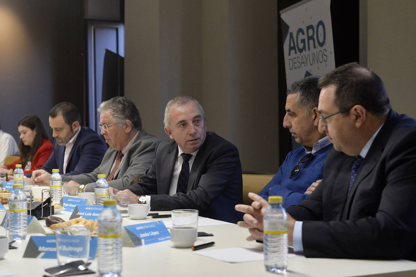 El consejero de Agua, Agricultura, Ganadería, Pesca y Medio Ambiente, Antonio Luengo, toma nota de las reivindicaciones de la industria alimentaria en el foro organizado por 'La Verdad' y Cajamar.