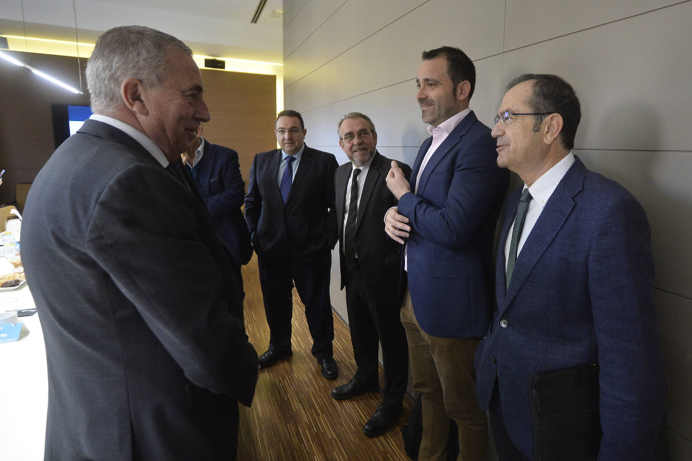 El consejero de Agua, Agricultura, Ganadería, Pesca y Medio Ambiente, Antonio Luengo, toma nota de las reivindicaciones de la industria alimentaria en el foro organizado por 'La Verdad' y Cajamar.