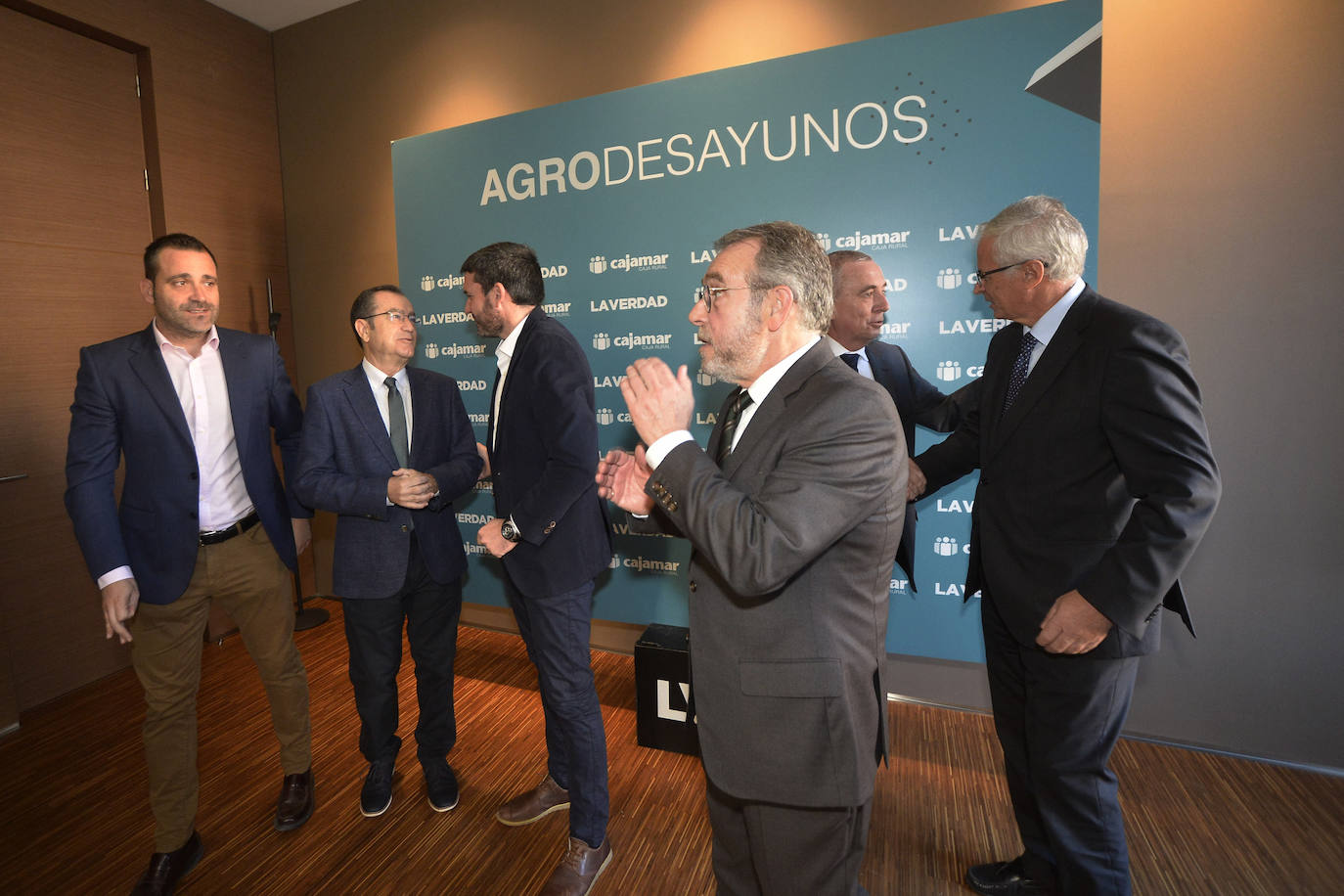 El consejero de Agua, Agricultura, Ganadería, Pesca y Medio Ambiente, Antonio Luengo, toma nota de las reivindicaciones de la industria alimentaria en el foro organizado por 'La Verdad' y Cajamar.