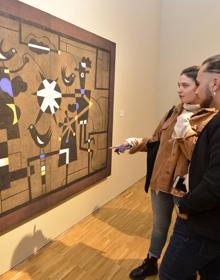 Imagen secundaria 2 - Espectadores ante algunas de las obras inéditas de 'Encuentro a cinco' en el interior del Mubam. 