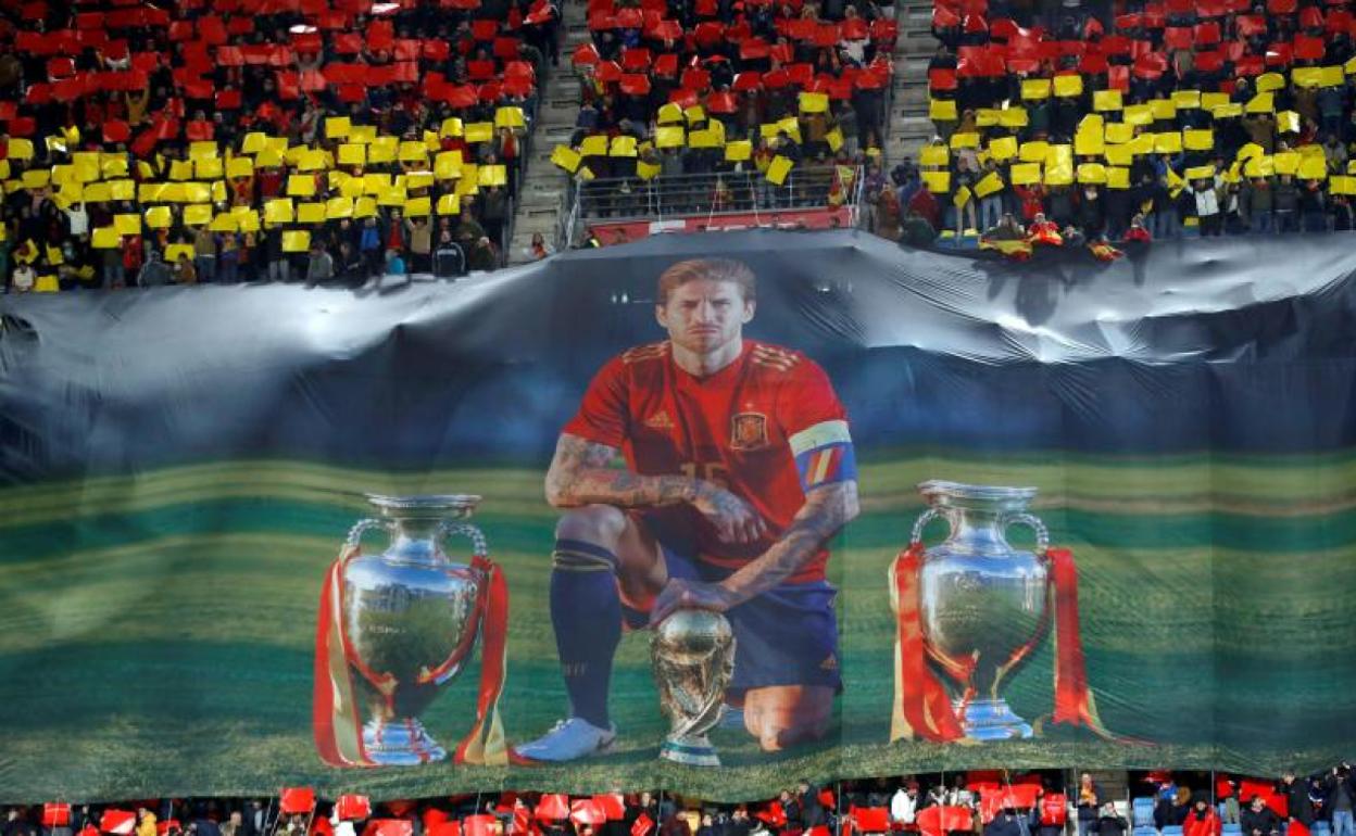 Tifo desplegado en los prolegómenos del partido ante Malta en el que aparece Sergio Ramos con sus trofeos con La Roja. 