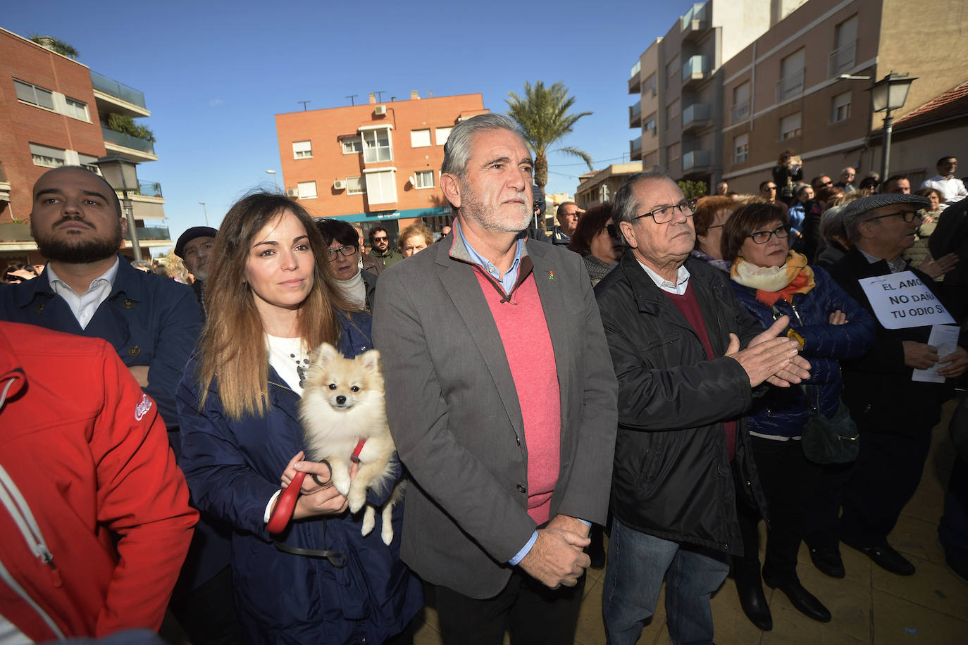 Los vecinos se concentran para mostrar su apoyo al socialista Juan José Garre, objeto el pasado martes de unos mensajes que le atacaban por condición sexual