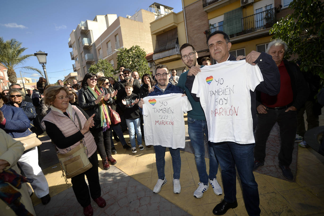 Los vecinos se concentran para mostrar su apoyo al socialista Juan José Garre, objeto el pasado martes de unos mensajes que le atacaban por condición sexual