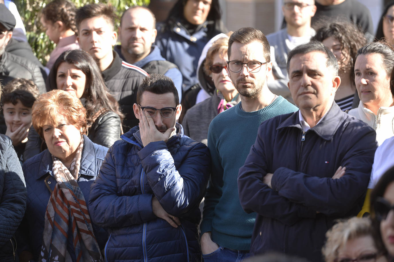 Los vecinos se concentran para mostrar su apoyo al socialista Juan José Garre, objeto el pasado martes de unos mensajes que le atacaban por condición sexual