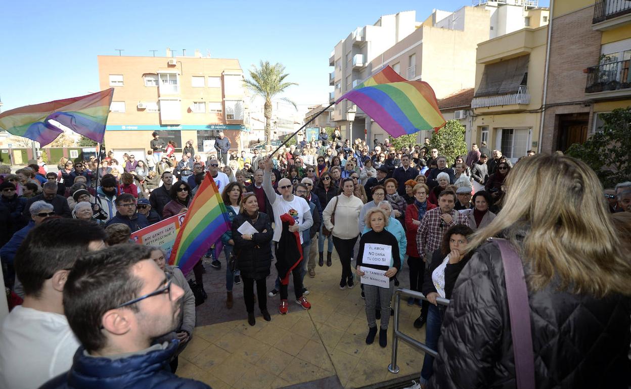 Vecinos concentrados en Algezares contra la homofobia. 
