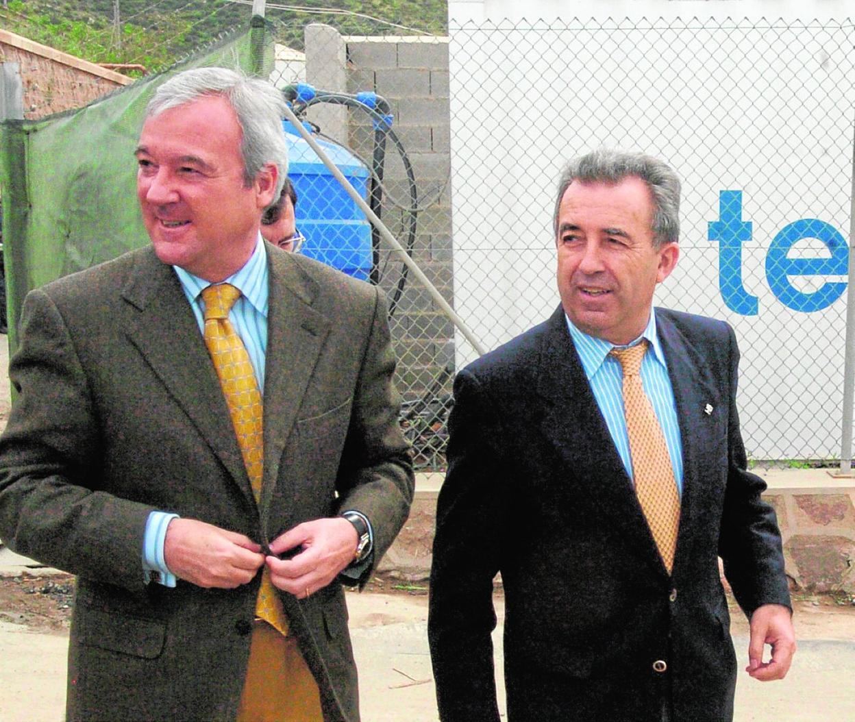 Ramón Luis Valcárcel y Antonio Cerdá, en 2007, en la visita a la planta de Escombreras. 
