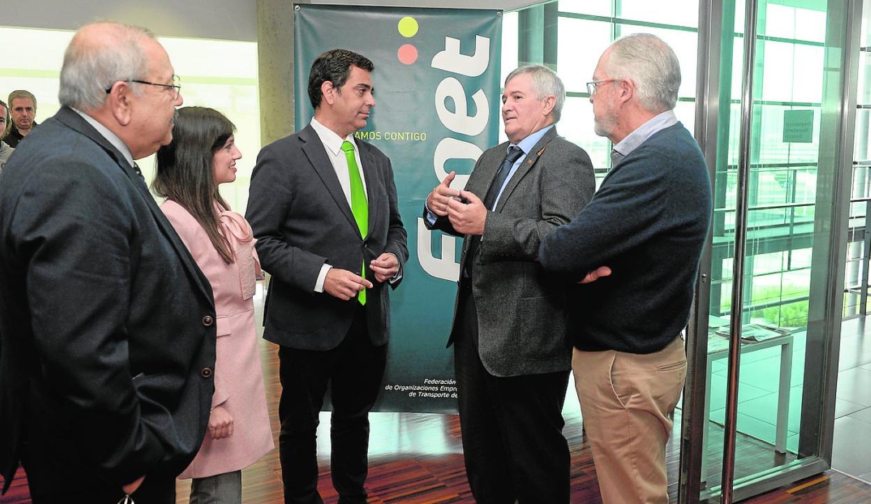 El consejero Díez de Revenga -centro- charla con el presidente de Froet, Pedro Díaz. 