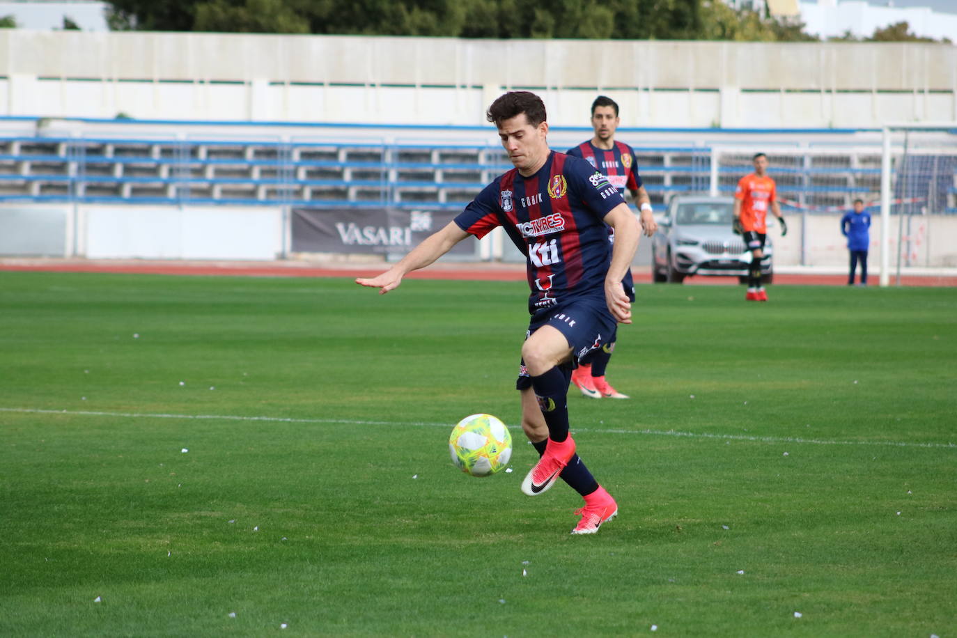 Un gol de Manel sobre la bocina trunca la buena racha del conjunto de Sandroni y le da los tres puntos a un Marbella que vuelve a la senda del triunfo