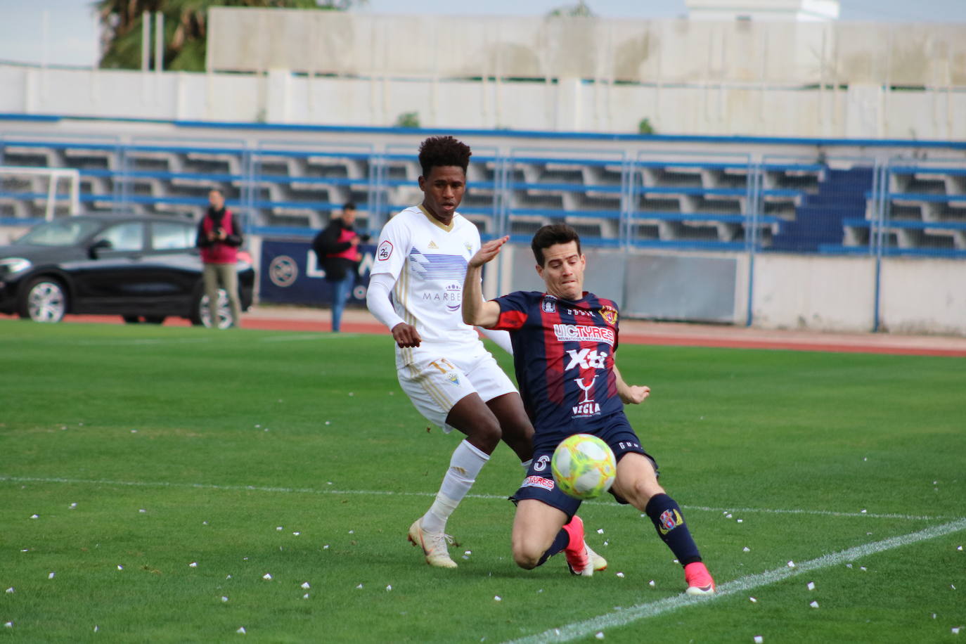 Un gol de Manel sobre la bocina trunca la buena racha del conjunto de Sandroni y le da los tres puntos a un Marbella que vuelve a la senda del triunfo