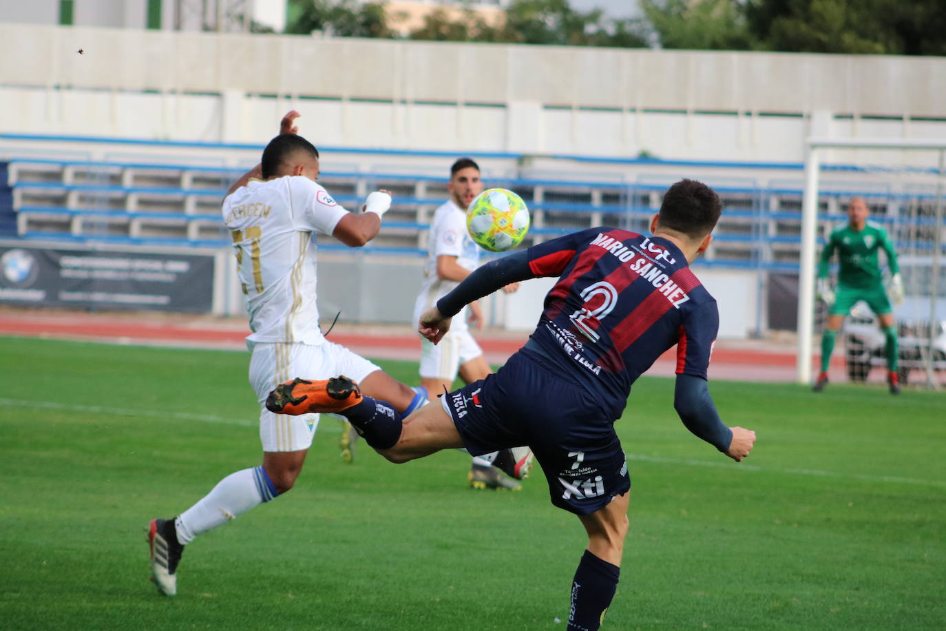 Un gol de Manel sobre la bocina trunca la buena racha del conjunto de Sandroni y le da los tres puntos a un Marbella que vuelve a la senda del triunfo