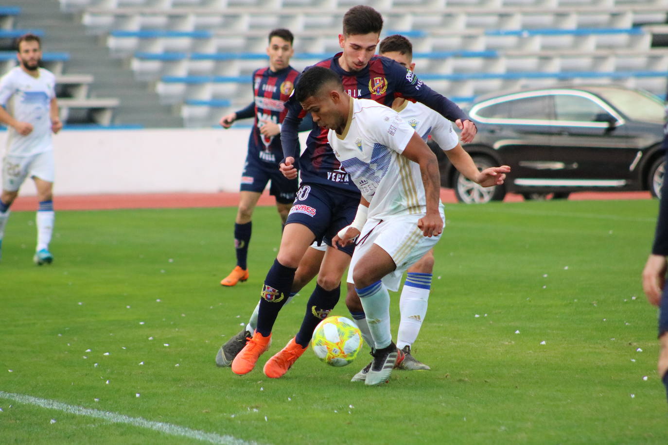 Un gol de Manel sobre la bocina trunca la buena racha del conjunto de Sandroni y le da los tres puntos a un Marbella que vuelve a la senda del triunfo