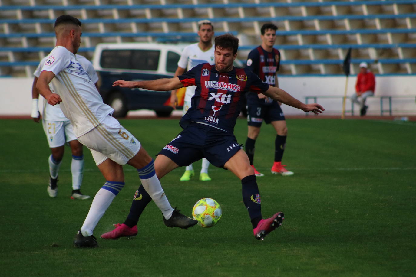 Un gol de Manel sobre la bocina trunca la buena racha del conjunto de Sandroni y le da los tres puntos a un Marbella que vuelve a la senda del triunfo