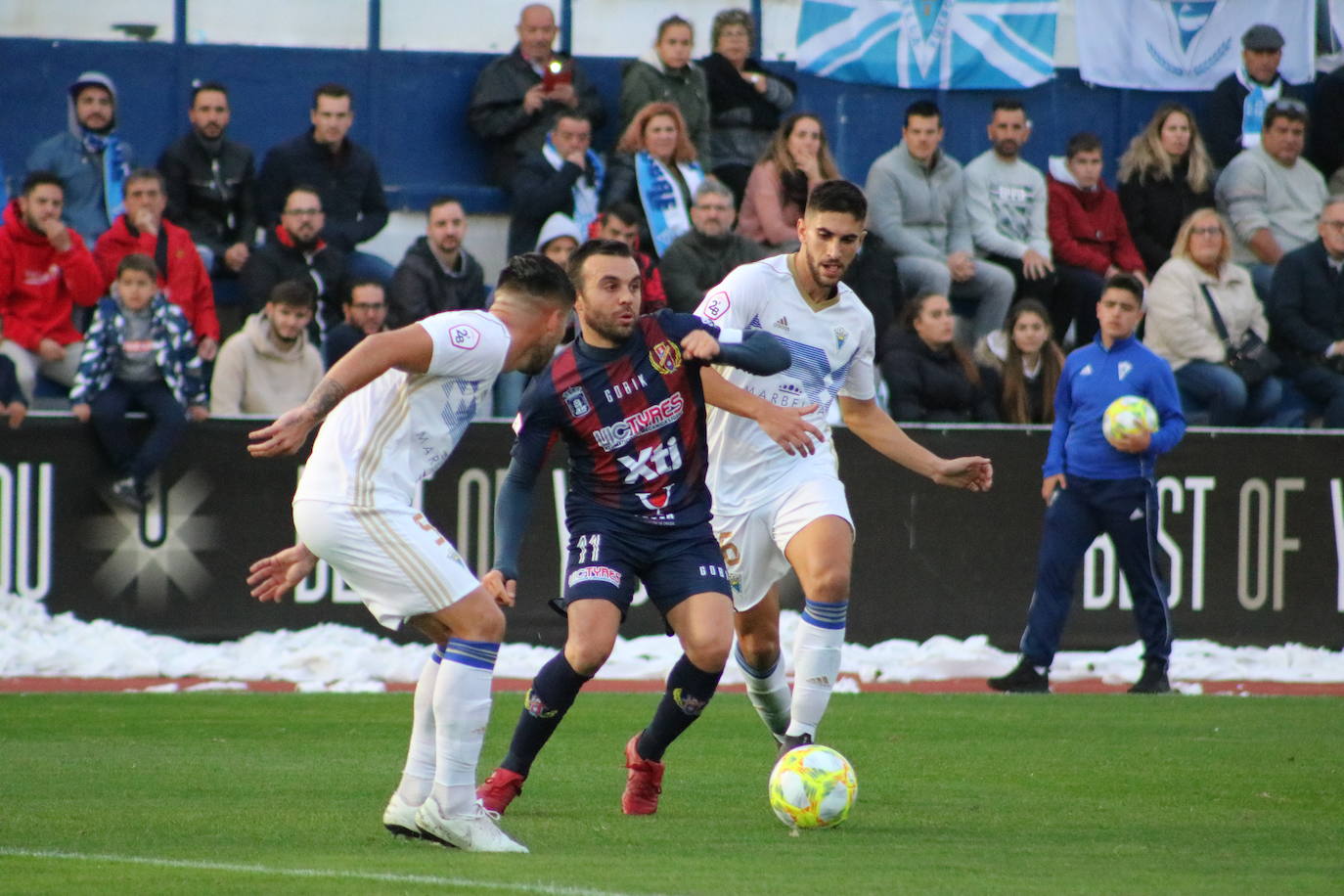 Un gol de Manel sobre la bocina trunca la buena racha del conjunto de Sandroni y le da los tres puntos a un Marbella que vuelve a la senda del triunfo