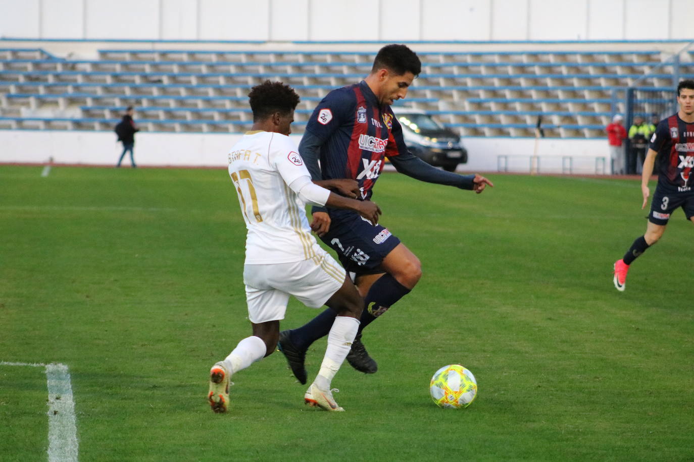 Un gol de Manel sobre la bocina trunca la buena racha del conjunto de Sandroni y le da los tres puntos a un Marbella que vuelve a la senda del triunfo