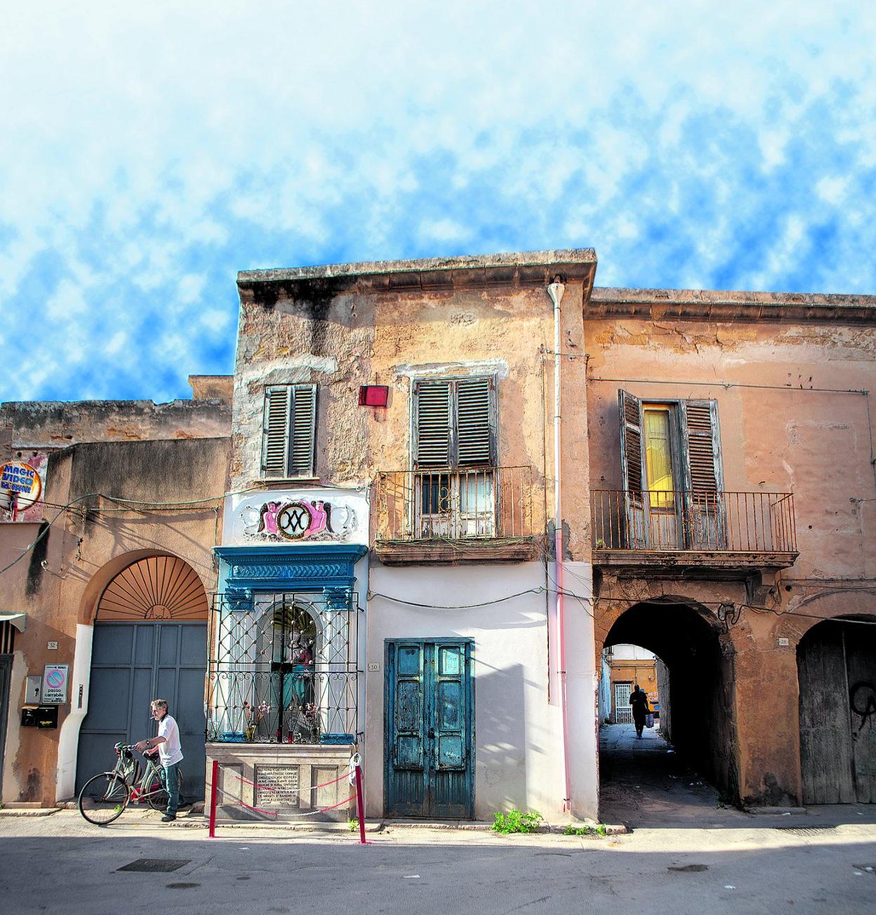 Un hombre sale de su casa en Marsala, una ciudad al oeste de Sicilia, la gran isla del Mediterráneo que se enfrenta a un grave problema de despoblación. 