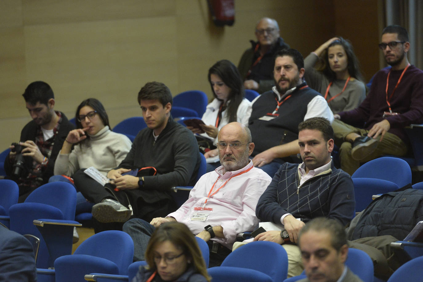 El congreso Conect@2, organizado por LA VERDAD, aborda las claves para afrontar nuevos modelos de negocio gracias a tecnologías como el 'big data', la robótica o la inteligencia artificial