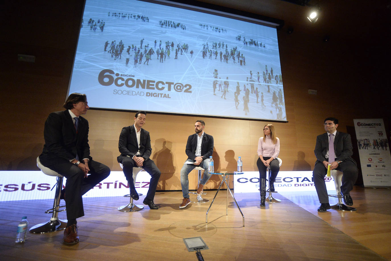 El congreso Conect@2, organizado por LA VERDAD, aborda las claves para afrontar nuevos modelos de negocio gracias a tecnologías como el 'big data', la robótica o la inteligencia artificial