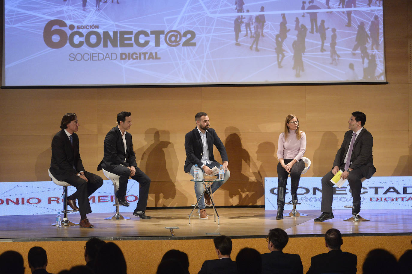 El congreso Conect@2, organizado por LA VERDAD, aborda las claves para afrontar nuevos modelos de negocio gracias a tecnologías como el 'big data', la robótica o la inteligencia artificial