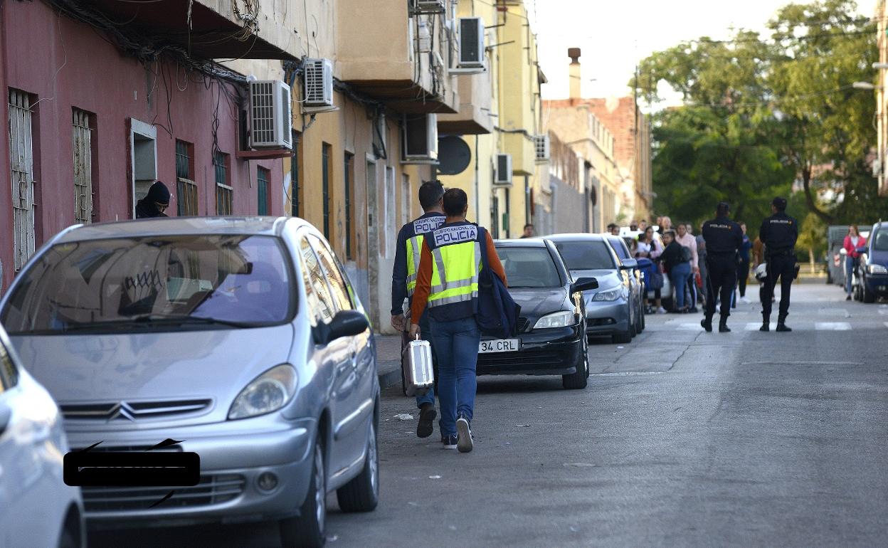 Dispositivo policial desplegado en el barrio del Espíritu Santo, ayer. 