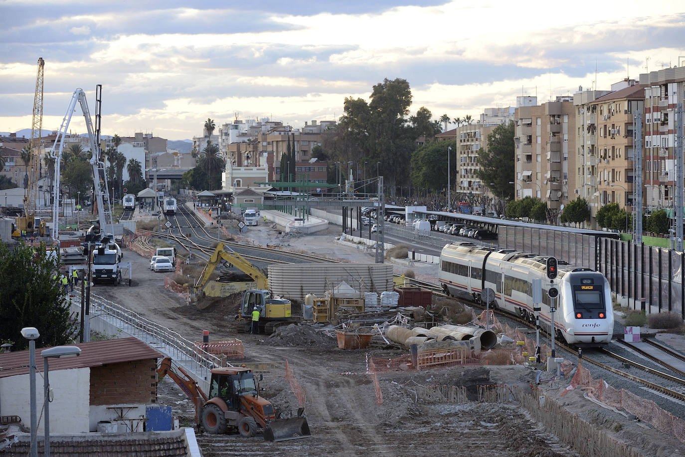 Hace hoy justo ocho meses que el paso a nivel de Santiago el Mayor fue clausurado al tráfico para acometer las obras del soterramiento.