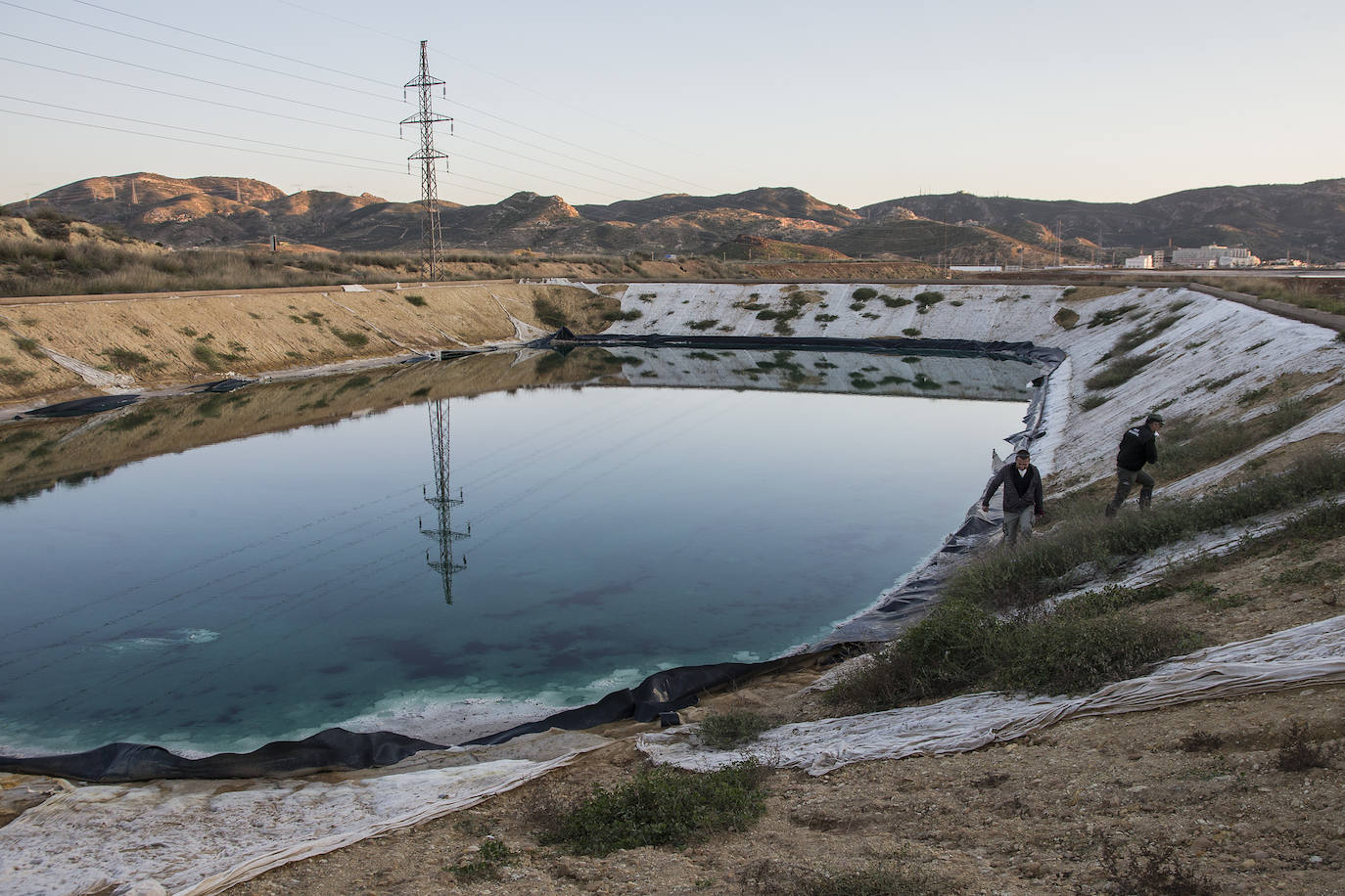 Estudia si la Comunidad ha incurrido en delitos contra el medio ambiente y de prevaricación en la parcela, que sigue sin un plan de descontaminación.