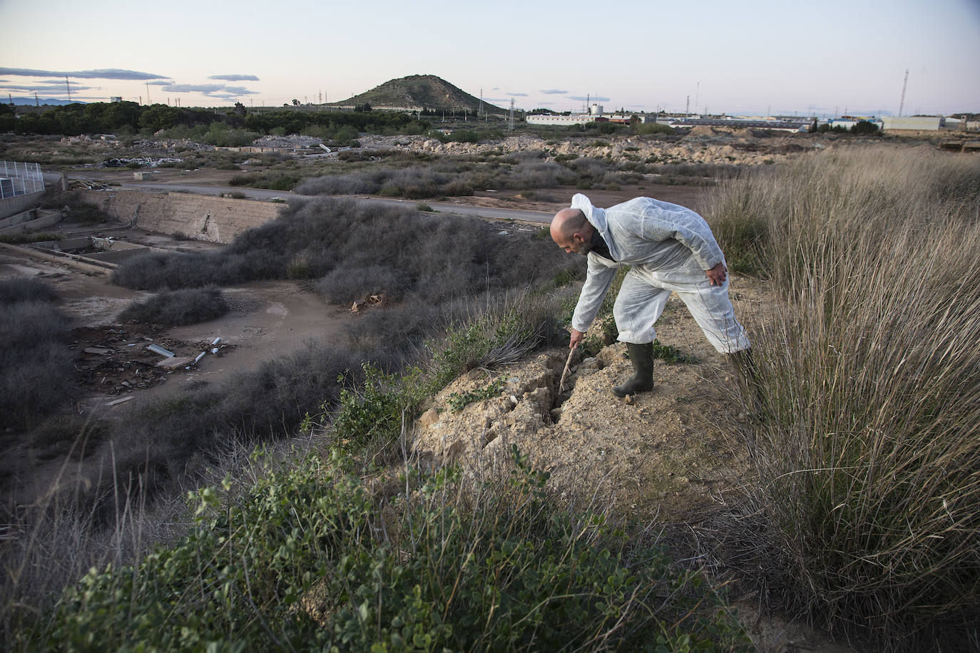 Estudia si la Comunidad ha incurrido en delitos contra el medio ambiente y de prevaricación en la parcela, que sigue sin un plan de descontaminación.