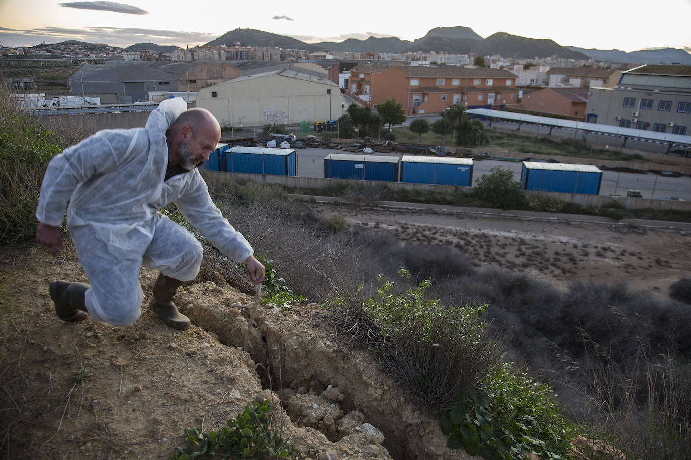 Estudia si la Comunidad ha incurrido en delitos contra el medio ambiente y de prevaricación en la parcela, que sigue sin un plan de descontaminación.