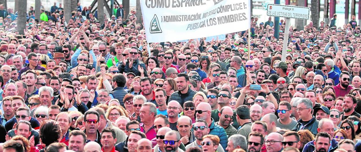 Los manifestantes abarrotaron las principales calles de Almería, ayer por la mañana. 