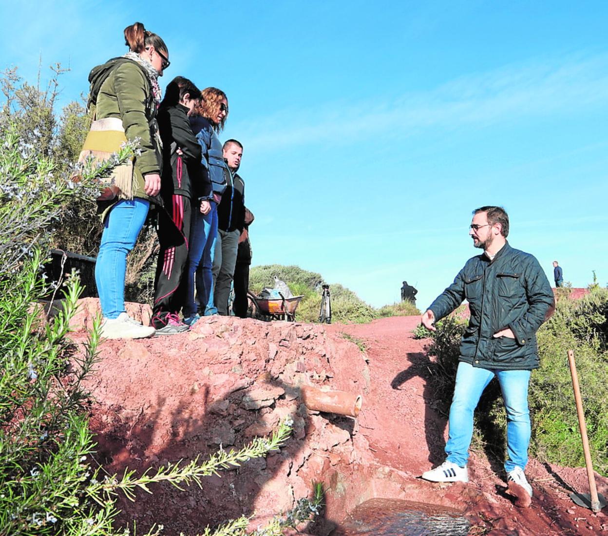 El alcalde junto a una de las nuevas fuentes. 